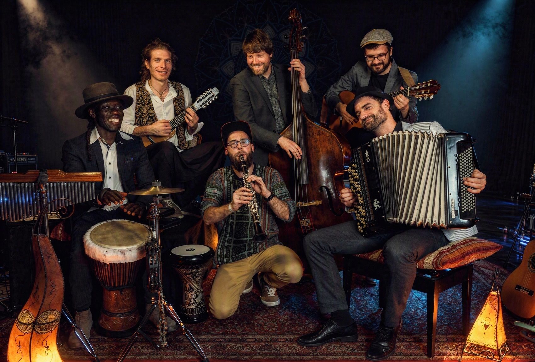 HYPNOTIC DAVKA: six musicians with djembe, charango, clarinet, double bass, guitar and accordion.